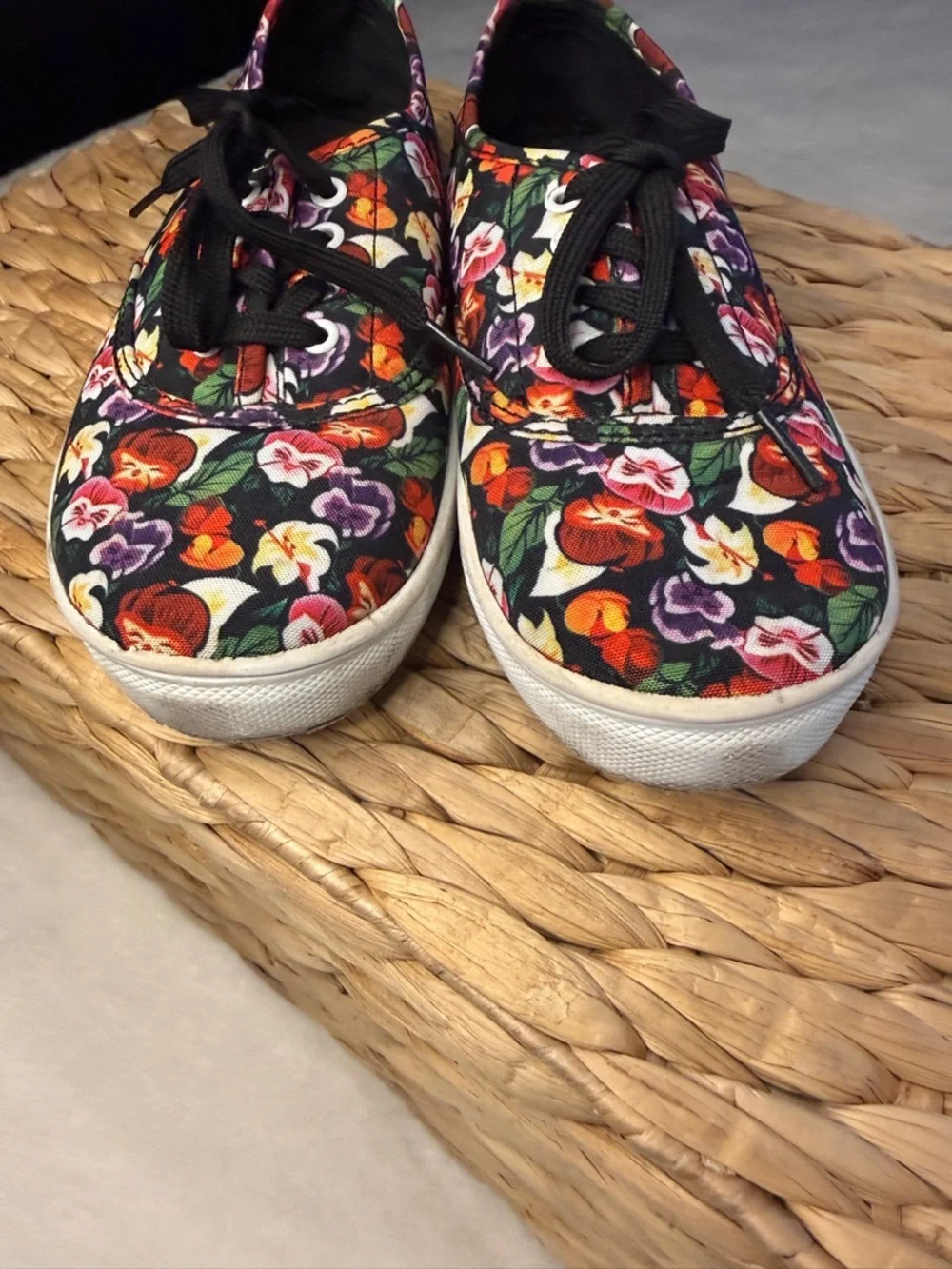 Disney Alice in Wonderland Floral Sneakers Women's Size 6 Black Canvas Low Top
